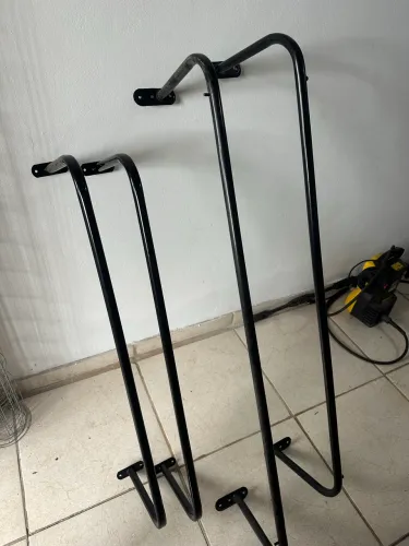Arara de parede para roupas