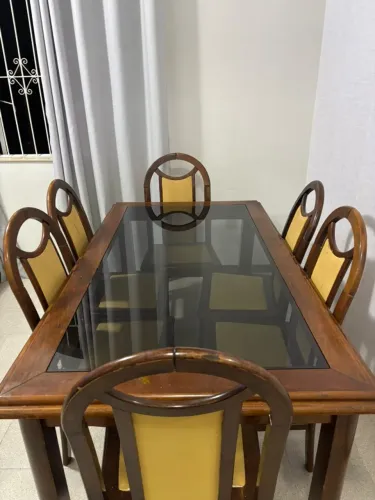 Mesa de vidro com 6 cadeiras + aparador