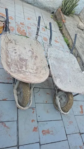 2 carrinhos de mão