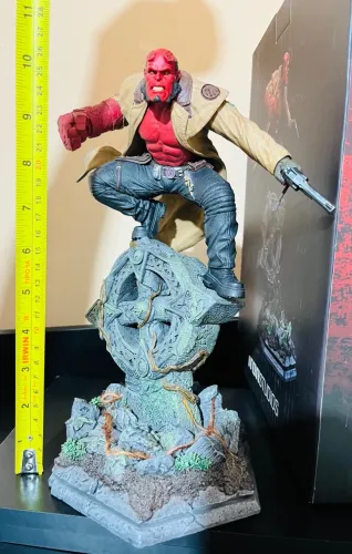 ESTÁTUA HELLBOY 1/10 DA IRON STUDIOS