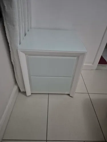 Mesa de cabeceira laqueada