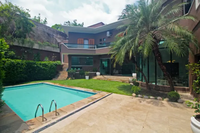 Casa Reformada - Jardim Guedala - 3 Suítes - 595m².