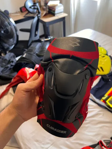 Joelheira TRILHA/MOTOCROSS Cuirassier K01-3.