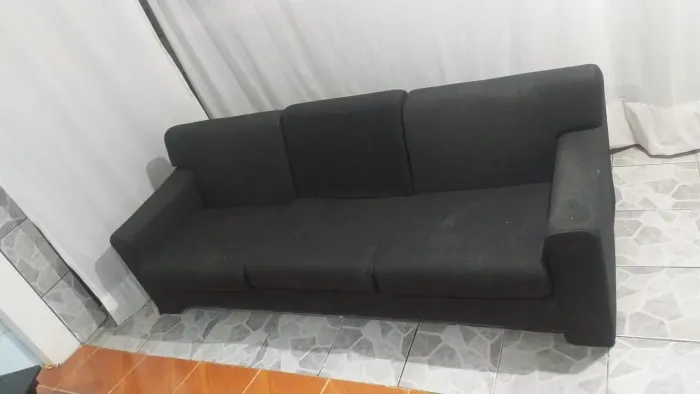 Vende-se sofá preto semi-novo em perfeito estado 