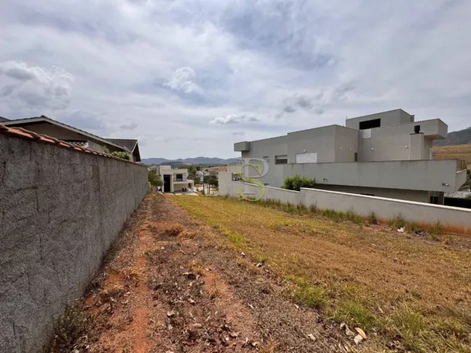 Lindo Terreno em Condomínio Fechado em Atibaia