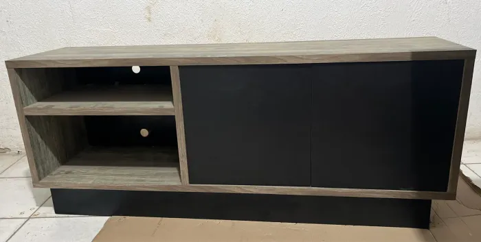 Rack para sala em MDF muito bom, parecendo madeira.