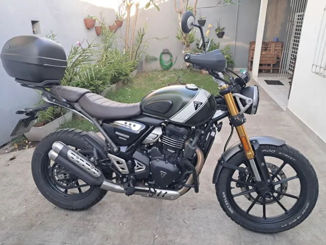 Scrambler 400x com baixa quilometragem e mais de 2000,00 em acessórios. Moto muito nova.