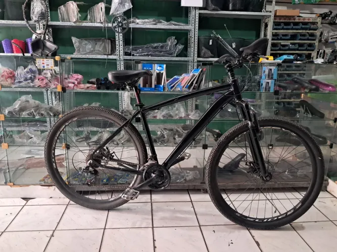 BICICLETA ARO 29 SEMINOVA TODA NO ROLAMENTO NO PONTO DE RODAR 