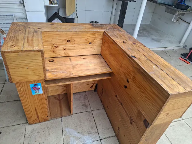 Vendo balcão de madeira, em mogno madeira de otima qualidade perfeito para seu negocio.