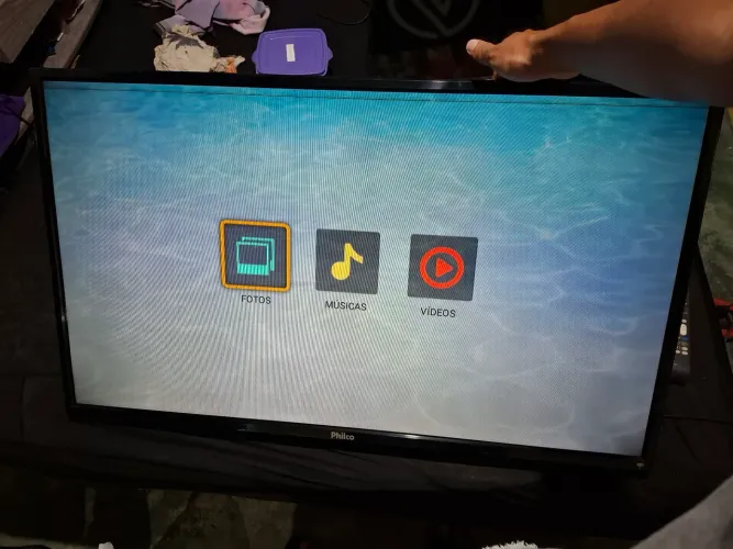 Tv com defeito com uma linha e Leds fracas porém funcional