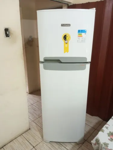 Vendo geladeira semi-nova.