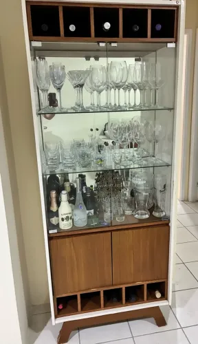 Cristaleira com adega integrada $700