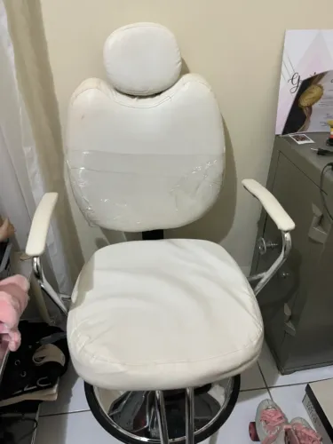 Cadeira para maquiagem reclinável em ótimo estado.
