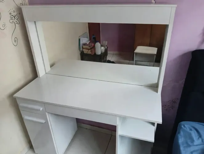 Vendo penteadeira com alguns detalhes