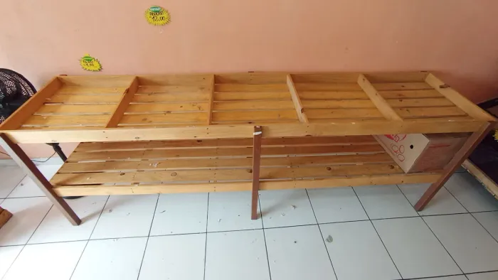 Vendo expositor de madeira, medida 3m, madei de qualidade e invernizada.
