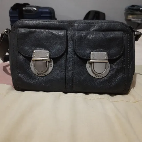 Promoção Bolsa Carteiro Fossil Feminino com Zíper Couro legítimo com alça ajustável.