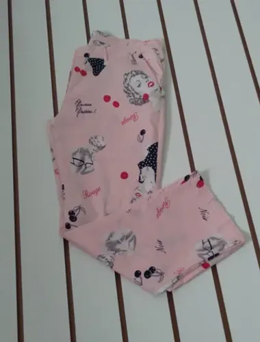 Calça capri rosa com estampa vintage com bolsos laterais frente 