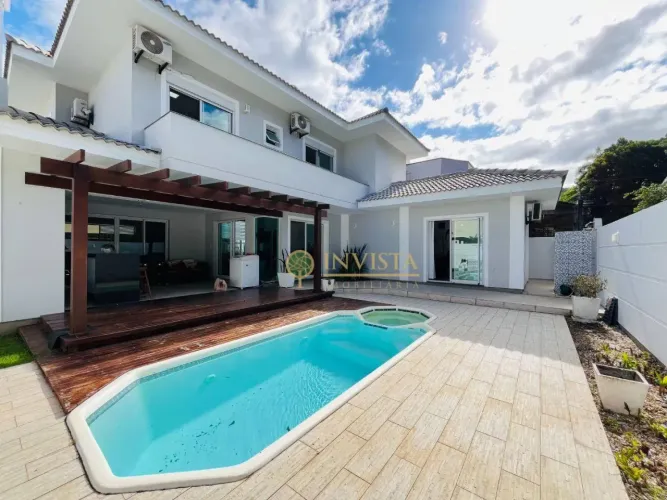 Em condomínio fechado com espaço gourmet, área de piscina, 4 quartos e 2 vagas à venda na 