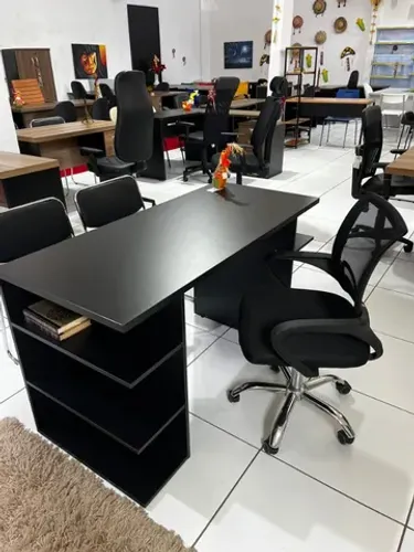 Mesa com prateleiras