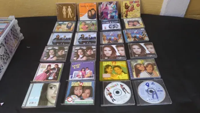 Cds Sandy e Júnior, varios, originais, bom estado capa e cd. Envio.qq local.