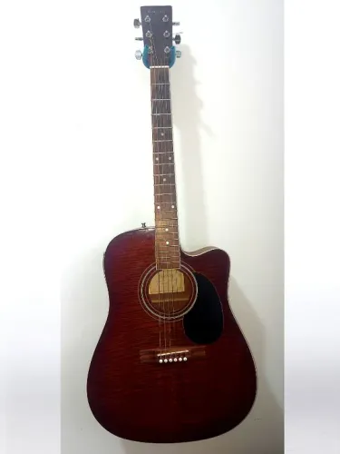 Violão Eletroacústico Haydn com painel MP3 integrado.