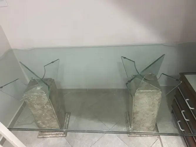 Mesa de jantar de vidro com pés de mármore