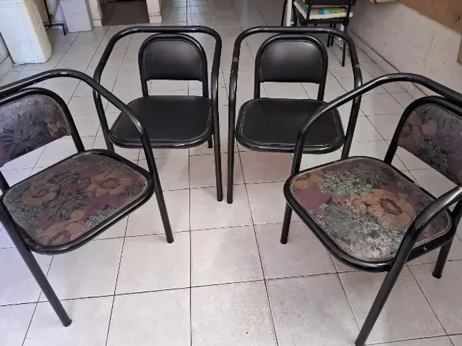 Cadeira estilo poltrona.