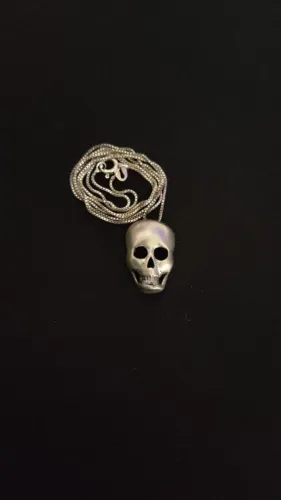 Colar com pingente de caveira em prata unissex