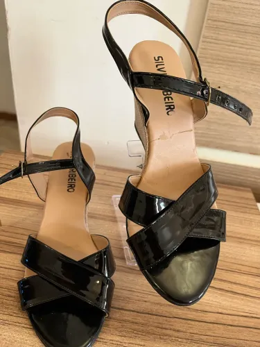 Baixou o preço! Sandália Silvia Ribeiro, verniz preto nr. 37. Usada 1 vez