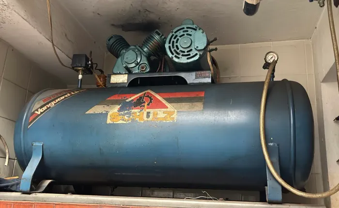 Compressor de ar industrial shultz , modelo MSV- 5.2VL, monofásico
