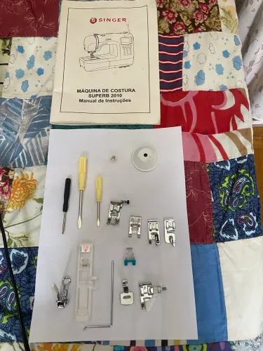 Máquina de costura para bordar nomes e pontos decorativos