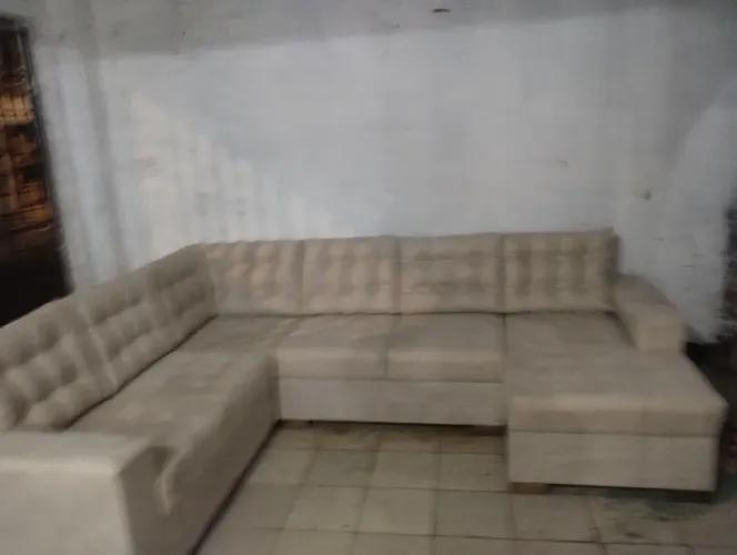 Sofá de canto cheiser grande e confortável