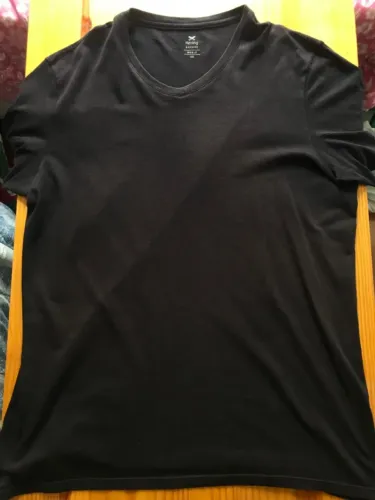 Camiseta Hering Gola V Preta
