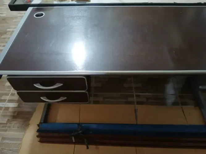 Vendo Escrivaninha na cor Mogno/Café com 2 gavetas + suporte para teclado