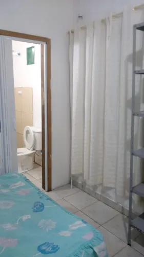 Quarto individual mobiliado para solteiro, com luz, água e Wi-Fi inclusos. Excelente local