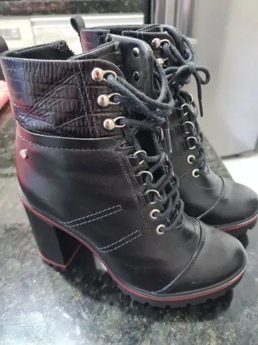 Bota Feminina Preta com Cadarço 35