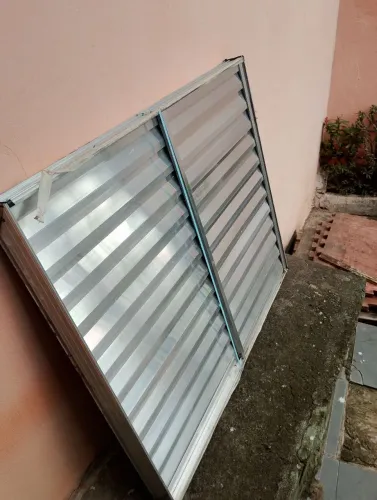 Janela Veneziana de Alumínio 3 folhas