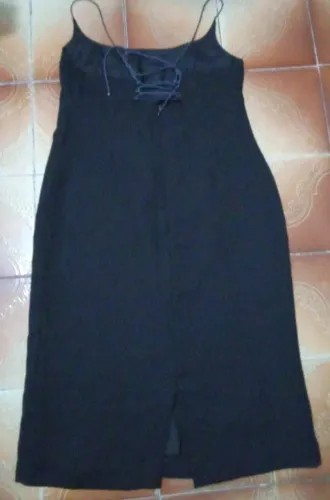 Vestido preto com detalhe nas costas