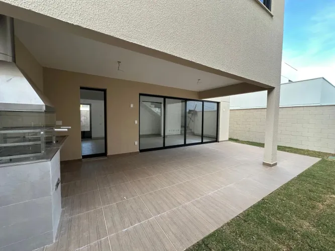 Sobrado para venda tem 181 metros quadrados com 4 quartos