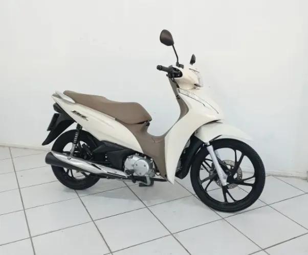 Biz 125 Ano 2023! Impecável! Apenas 16 mil km! Financiamos e Aceitamos Trocas!