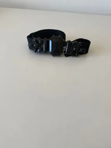 CINTO PRETO ELÁSTICO COM PEDRA - BROOKSFIELD