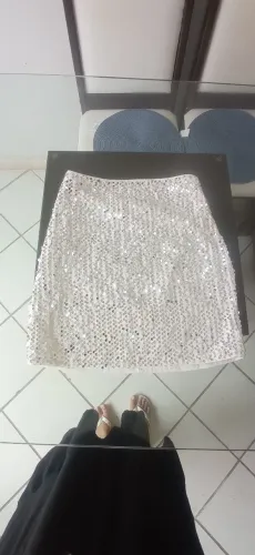 Saia branca com paetês prateados