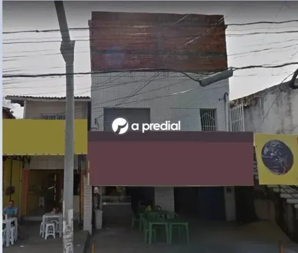Prédio comercial com duas frentes, no Centro de Itaitinga.