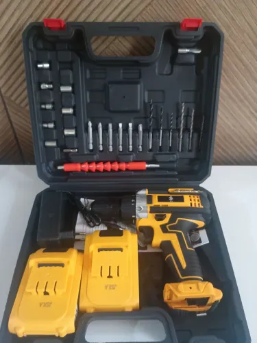 Parafusadeira/Furadeira Recarregável Completa com Acessórios e 2 Baterias. <br>