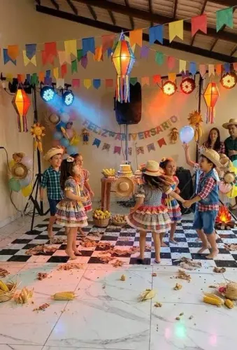 Som iluminação estrutura com cdj de dj com karaokê para animar festa junina 