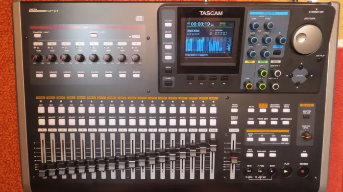 Mesa gravação Tascam dp24