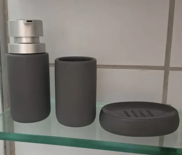 Conjunto de banheiro em cerâmica na cor cinza