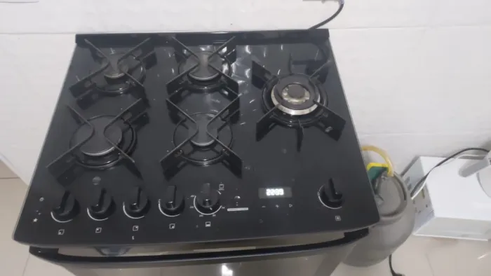 Fogão 5 bocas Electrolux Preto Experience c/Mesa de Vidro, Grill e PerfectCook360 