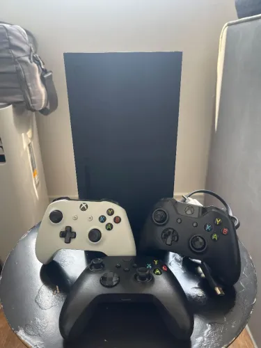 Xbox Series X com 3 controles