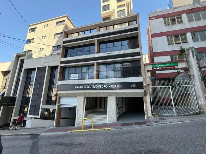 Sala comercial de alto padrão para alugar com vaga de garagem no Centro Florianópolis